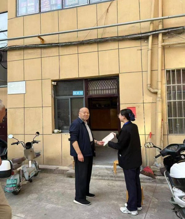 按月配资平台 锲而不舍落实中央八项规定精神丨房县1800户业主的房产证终于拿到手了